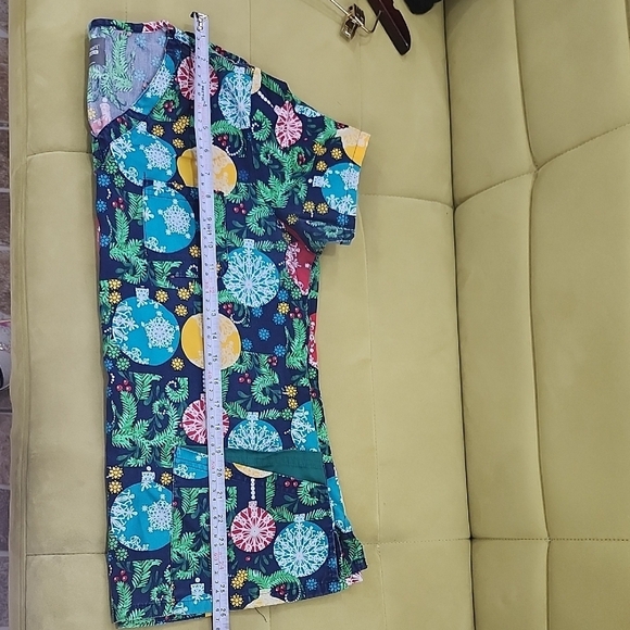 Vtg Butter-Soft Originals Floral And Chrismas Scrub Top - Picture 9 of 9